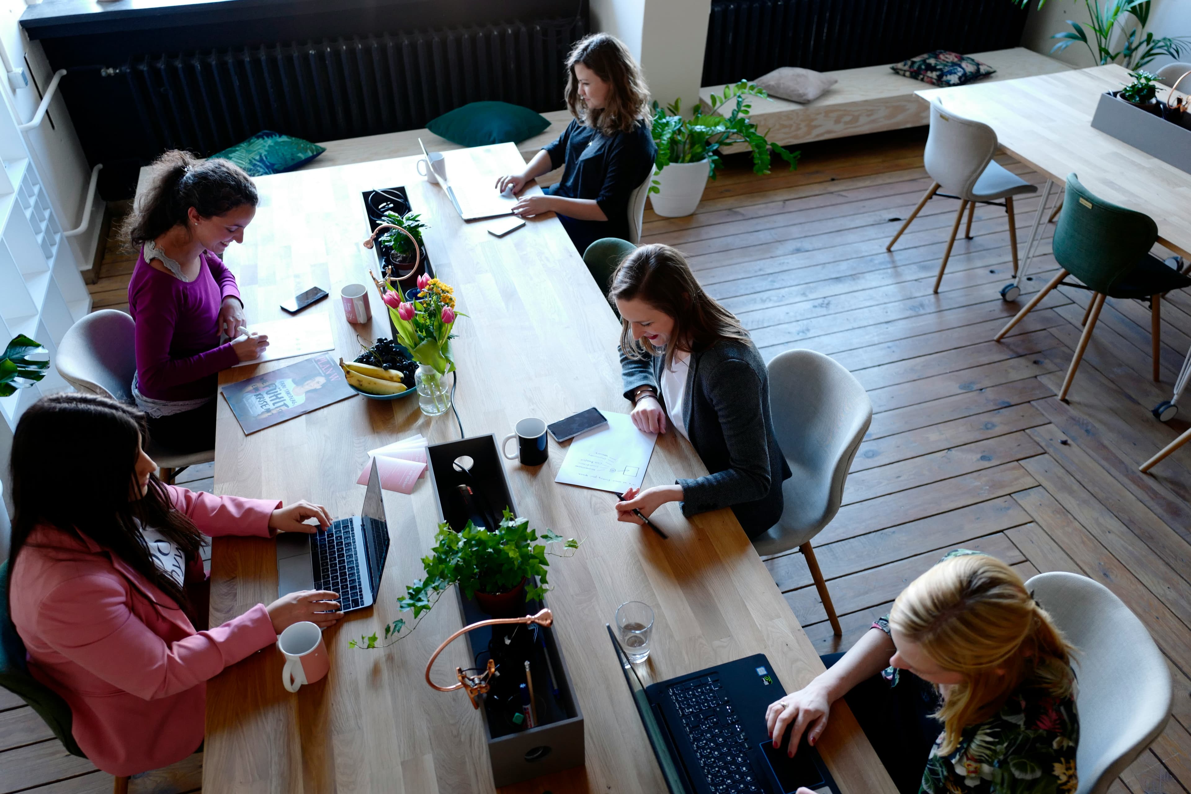 Consultor analisando dados organizacionais em plataforma digital